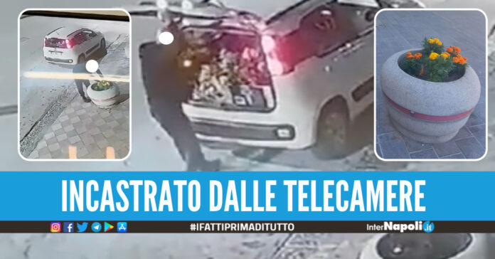 L'uomo ripreso dalle telecamere
