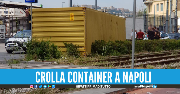 Napoli. Autoarticolato perde container