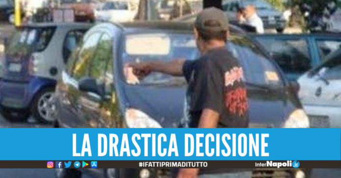 Napoli. Niente sussidi al reddito a chi non manda i figli a scuola ed ai parcheggiatori abusivi