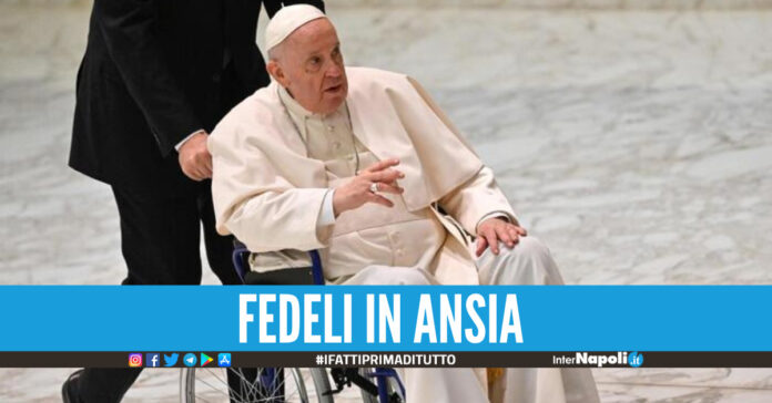 Papa Francesco spinto in carrozzina