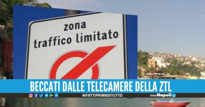 Passano la Ztl di Marechiaro con le asciugamani sulle targhe denunciati