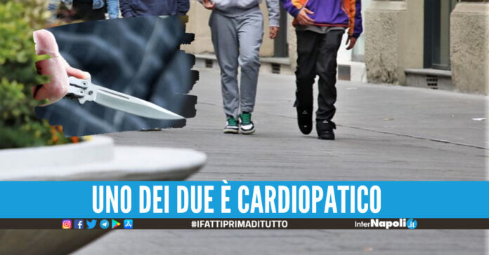 Ragzzi passeggiano per strada, coltello - foto di repertorio