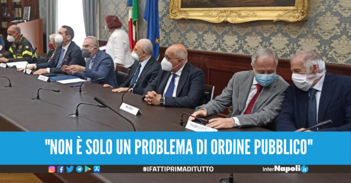 Risse e accoltellamenti a Napoli, il prefetto Colpa del disagio sociale