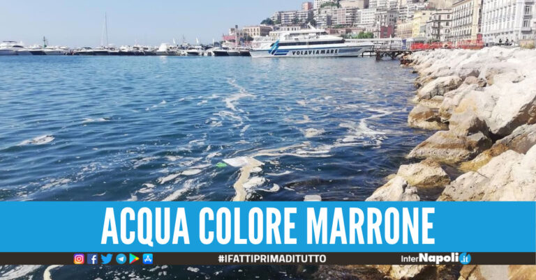 Schiaffo alla cartolina di Napoli, il mare di via Caracciolo si colora di marrone