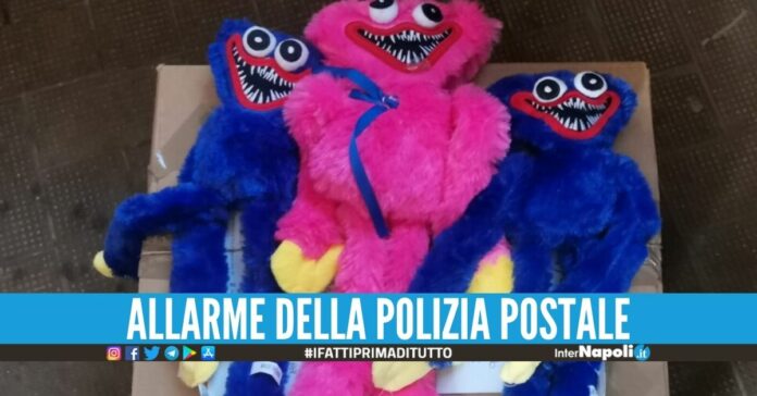 Sequestrati 500 pupazzi blu con i denti aguzzi Huggy Wuggy spaventa TikTok e YouTube