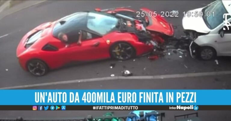 Si schianta con la Ferrari contro tre auto parcheggiate, il video è virale