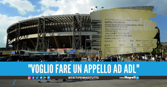 Sullo sfondo lo stadio Maradona, in alto a destra la foto del biglietto pubblicata su Facebook dalla mamma del giovane