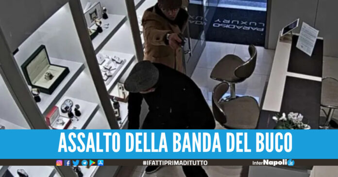 Terrore a Napoli, rapina con spari in gioielleria c'è un ferito