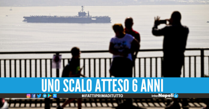 e endLa portaerei Truman giunta nel golfo di Napoli, foto ANSA
