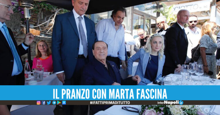 Berlusconi a Napoli, pranzo da Cicciotto a Marechiaro: 