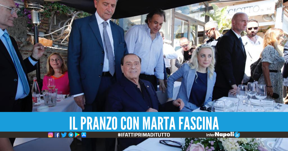 Berlusconi a Napoli, pranzo da Cicciotto a Marechiaro: "Sono un napoletano nato a Milano"