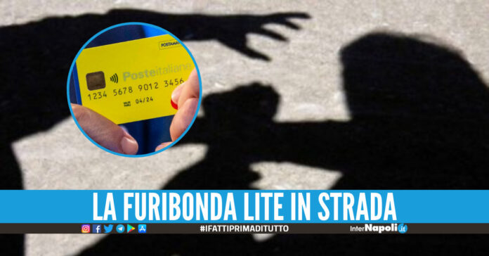 Il marito le prende la tessere del reddito di cittadinanza, lei lo insegue con un coltello nel Casertano