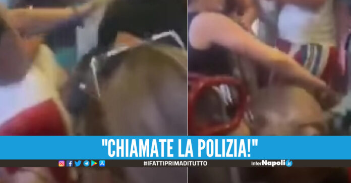 Rissa sulla Circumvesuviana, volano schiaffi e pugni tra i passeggeri [Video]