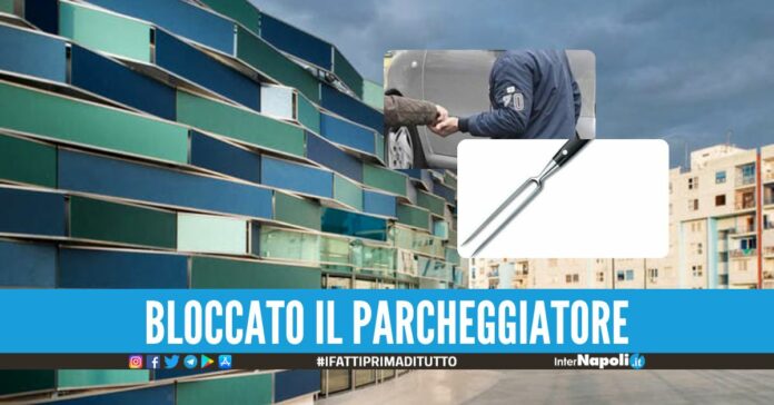 Aggredisce le guardie giurate all'ospedale del Mare, spunta il forchettone