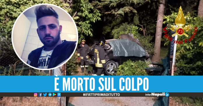 Aniello Cavallo, sullo sfondo l'auto distrutta dopo l'incidente