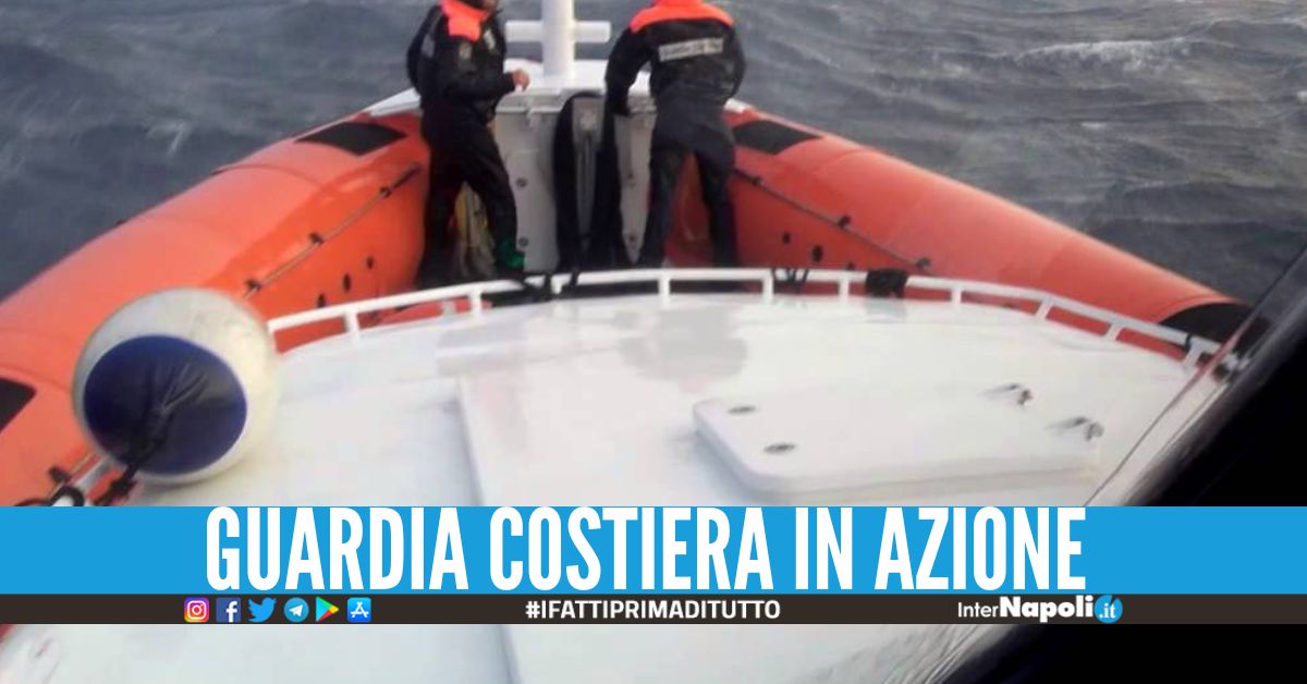 Barca affonda nel mare della Costiera Sorrentina, salvate 13 persone