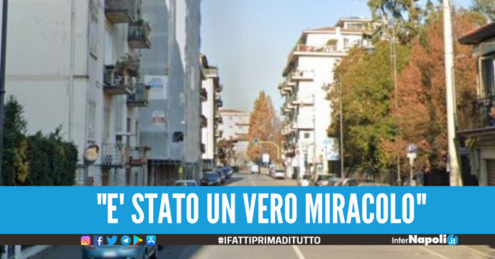 Bimba precipita dal terrazzo mentre gioca, presa al volo da un passante è illesa