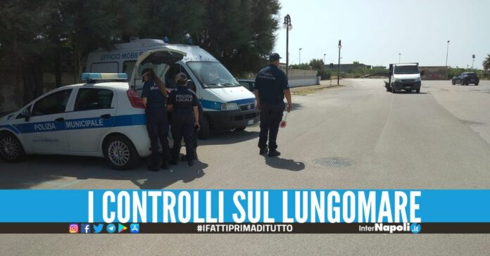 Controlli nella zona dei lidi di Mondragone, multe alle auto senza assicurazione