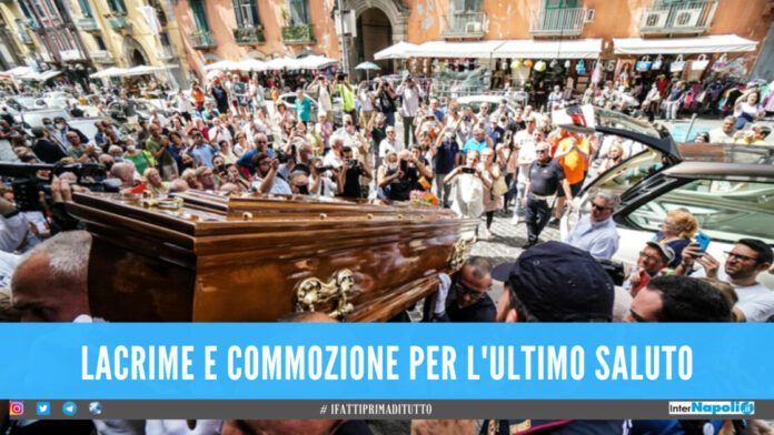 Lacrime e commozione per Liliana De Curtis, l'ultimo applauso del Rione Sanità per la figlia di Totò