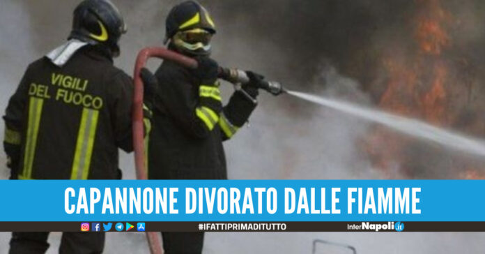 Stabilimento in fiamme in provincia di Napoli, incendio distrugge 130 bici elettriche e 100 monopattini