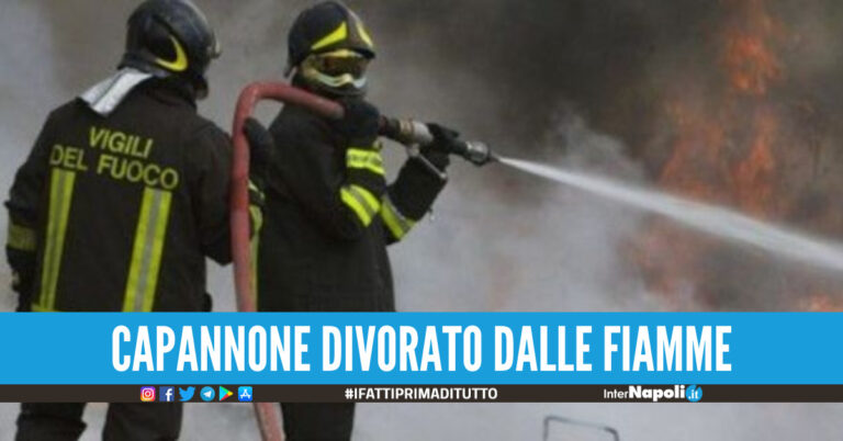 Stabilimento in fiamme in provincia di Napoli, incendio distrugge 130 bici elettriche e 100 monopattini