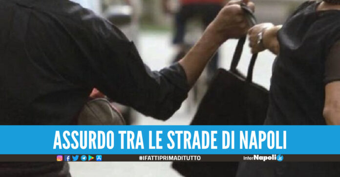 Turista scippata mentre passeggia a Napoli, i residenti aiutano i ladri a scappare