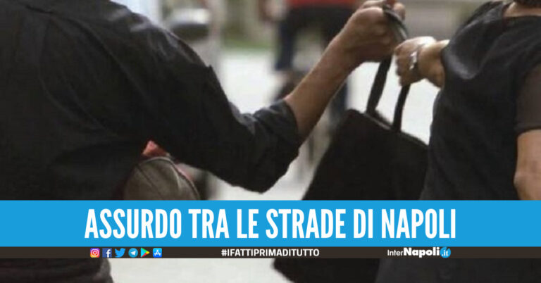 Turista scippata mentre passeggia a Napoli, i residenti aiutano i ladri a scappare