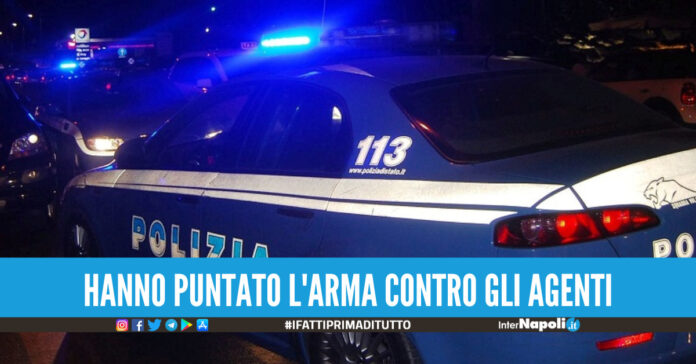 Paura nella notte a Napoli: scappa all'alt, cade dalla moto e punta la pistola contro i poliziotti