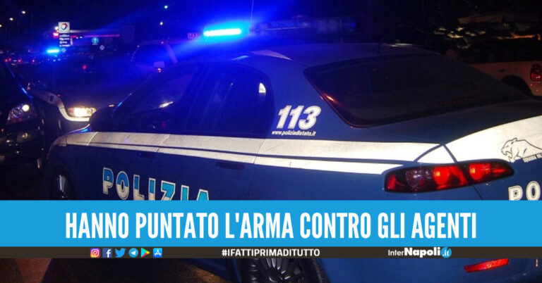 Paura nella notte a Napoli: scappa all'alt, cade dalla moto e punta la pistola contro i poliziotti
