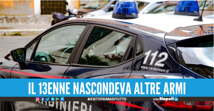 Picchia un ragazzo con il tirapugni, 13enne nei guai a Casavatore: in casa aveva altre armi