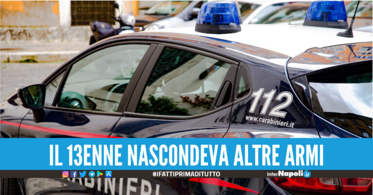 Picchia un ragazzo con il tirapugni, 13enne nei guai a Casavatore: in casa aveva altre armi