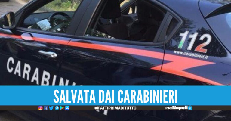 Sviene in bagno e nessuno ha sue notizie, carabinieri salvano 'nonnetta' di 104 anni a Napoli