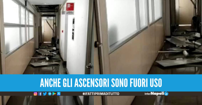 Paura e disagi al Comune di Napoli, crolla il soffitto e si allaga la sede