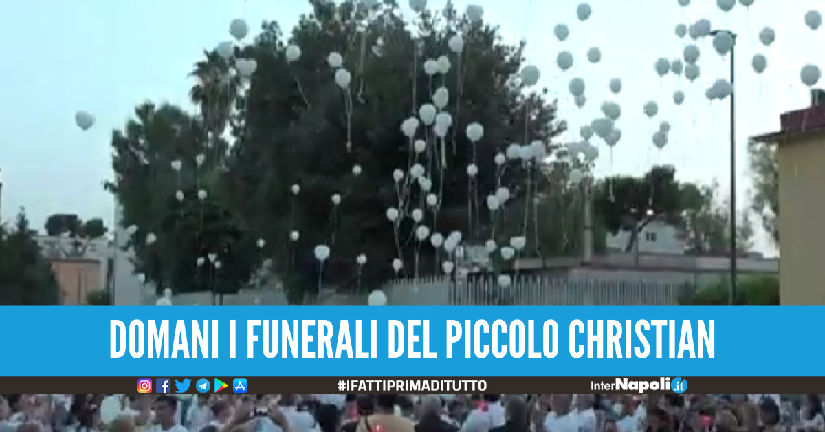 Fiaccolata a Napoli per il piccolo Christian, palloncini bianchi e lacrime per il bimbo di 3 anni