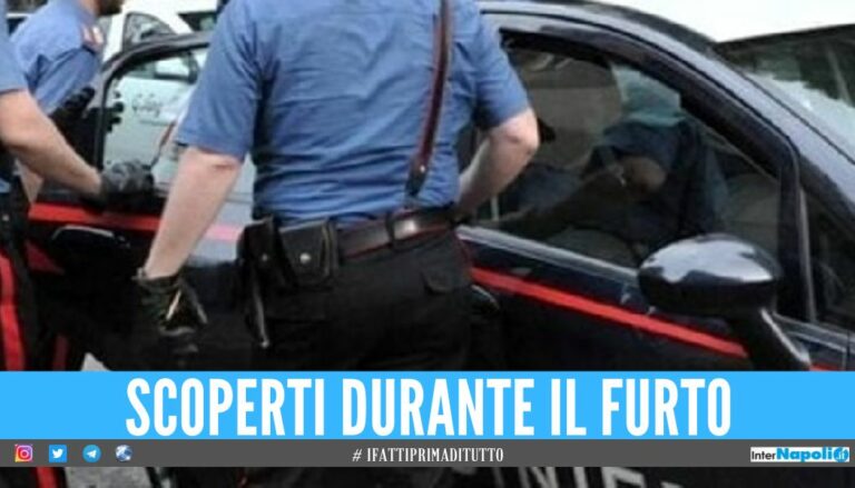 Da Casandrino e Napoli ad Orta di Atella per rubare nelle auto, la coppia di ladri finisce in manette