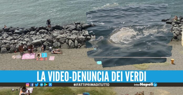Chiazze nere e rifiuti nel mare di Posillipo, brutta sorpresa per i bagnati