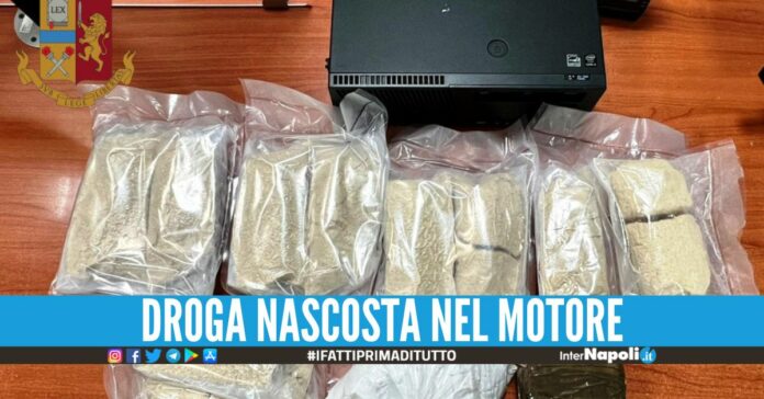 Scoperta un'auto imbottita di droga a Napoli, sequestro da 6 kg