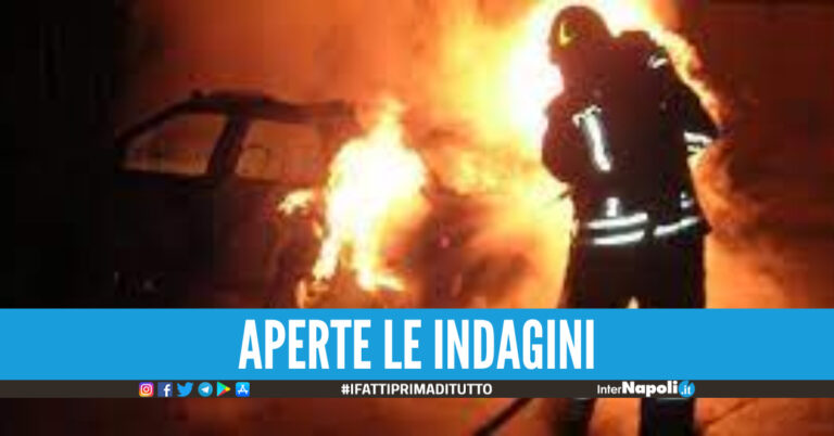 Notte di fuoco in strada a Ponticelli, 2 veicoli distrutti dalle fiamme nella notte
