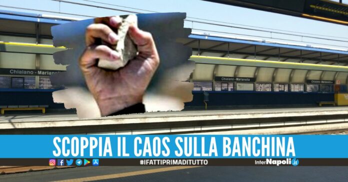 Caos alla Metro di Chiaiano, lancia sassi contro il treno e picchia gli agenti