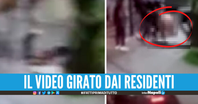 Vergogna ad Acerra, ragazzo con problemi psichici picchiato con calci e pugni [Video]