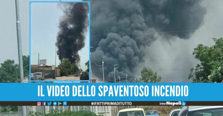 Nube nera squarcia il cielo di Napoli nord dopo l’incendio, pompieri in azione