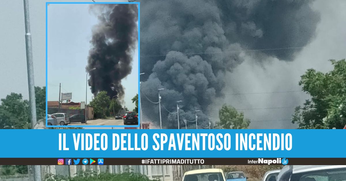 Nube nera squarcia il cielo di Napoli nord, in azione i vigili del fuoco