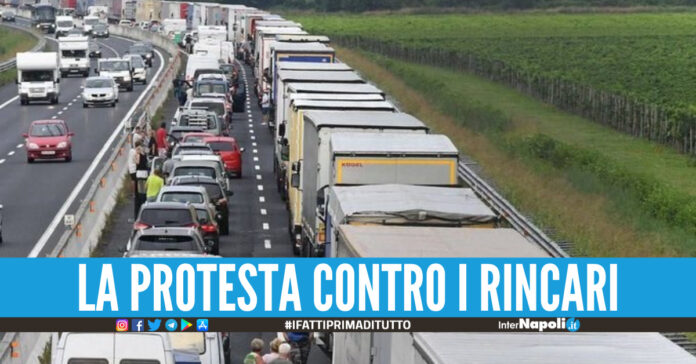Il carburante supera i 2 euro, i camionisti tornano a protestare: 