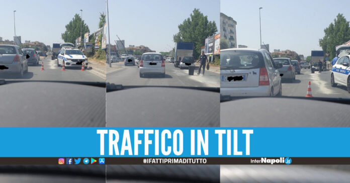 Traffico paralizzato in Via Pigna a Giugliano, dove un autocarro ha perso quello che è presumibilmente del materiale