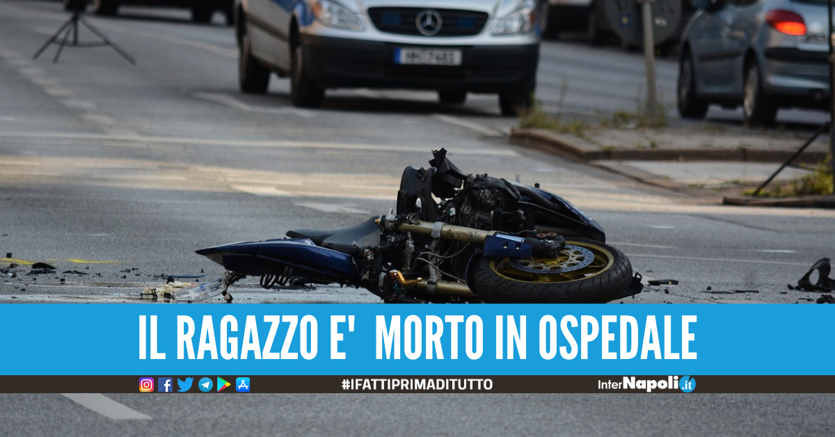 Tragico incidente a Salerno, ragazzo si schianta con la moto contro un'auto e muore