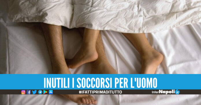 Viene scoperto con l'amante e scappa, durante la fuga precipita dal terrazzo e muore