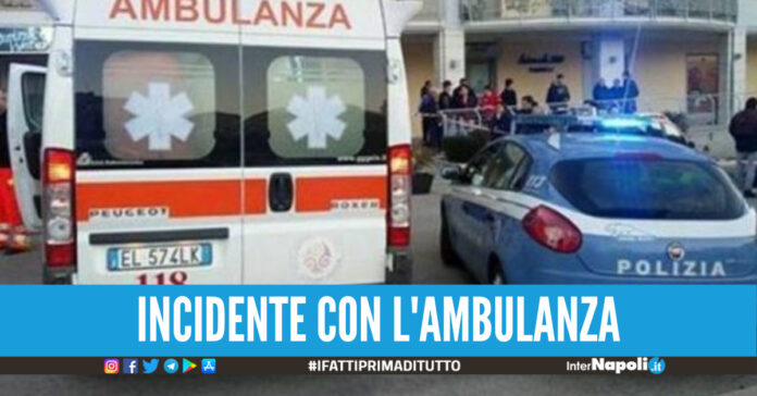 Follia a Napoli, pregiudicato tampona un'ambulanza e scappa
