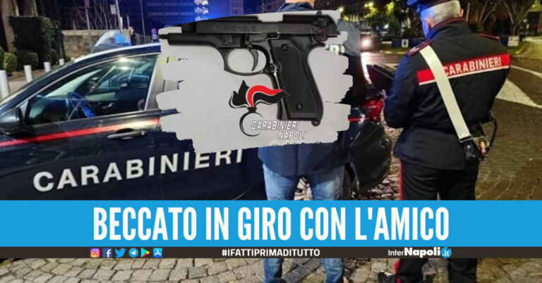 Per le strade di Napoli con la pistola nascosta sotto la maglietta, 22enne nei guai