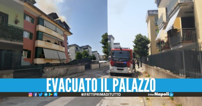 Incendio nel palazzo a Giugliano, ambulanza e pompieri sul posto