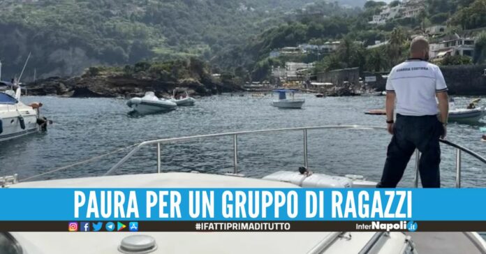 Incidente in mare con il gommone, ragazza finisce all'ospedale del Mare